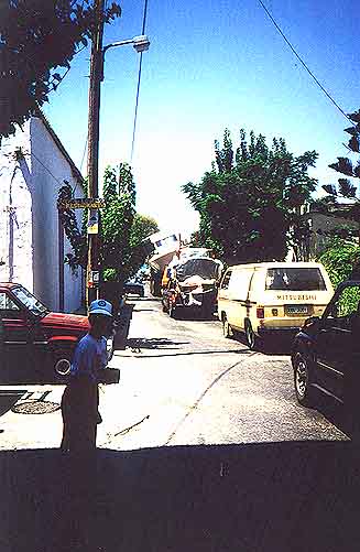 Ca .1999, der übliche Stau in der Seitenstrasse von und nach Kounduras